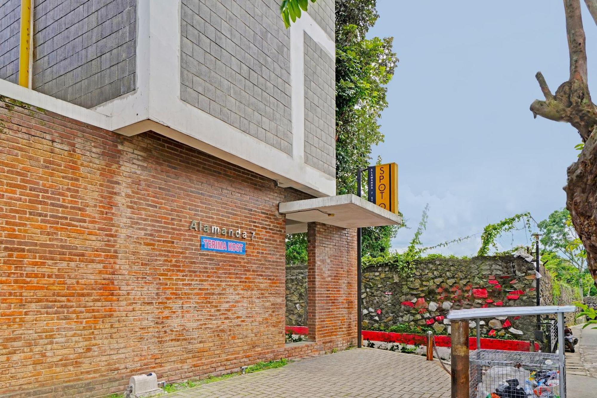 Super Oyo 2190 Alamanda 7 Syariah Бандунг Экстерьер фото