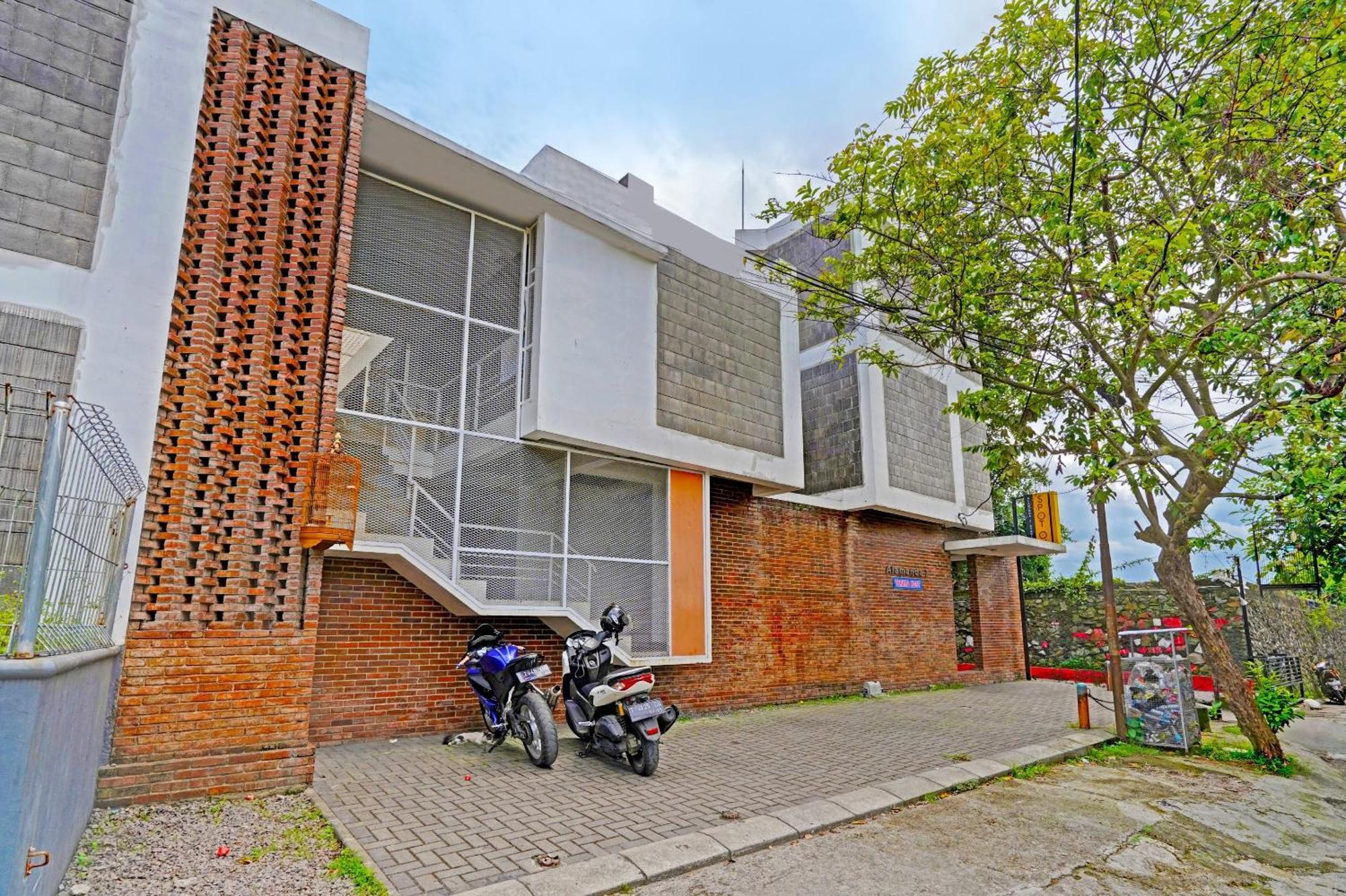 Super Oyo 2190 Alamanda 7 Syariah Бандунг Экстерьер фото
